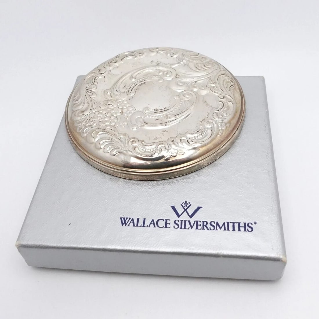 WALLACE SILVERSMITHS STERLING SILVER GRAND BAROQUE MIRROR - 3.25" POUCH & BOX: WALLACE SILVERSMITHS STERLING SILVER GRAND BAROQUE MIRROR - 3.25" POUCH & BOX Vintage Wallace Silversmiths Sterling Silver Grand Baroque Mirror Length - 3.25" Est. Retail - $89.50 USD Total Weight - 2