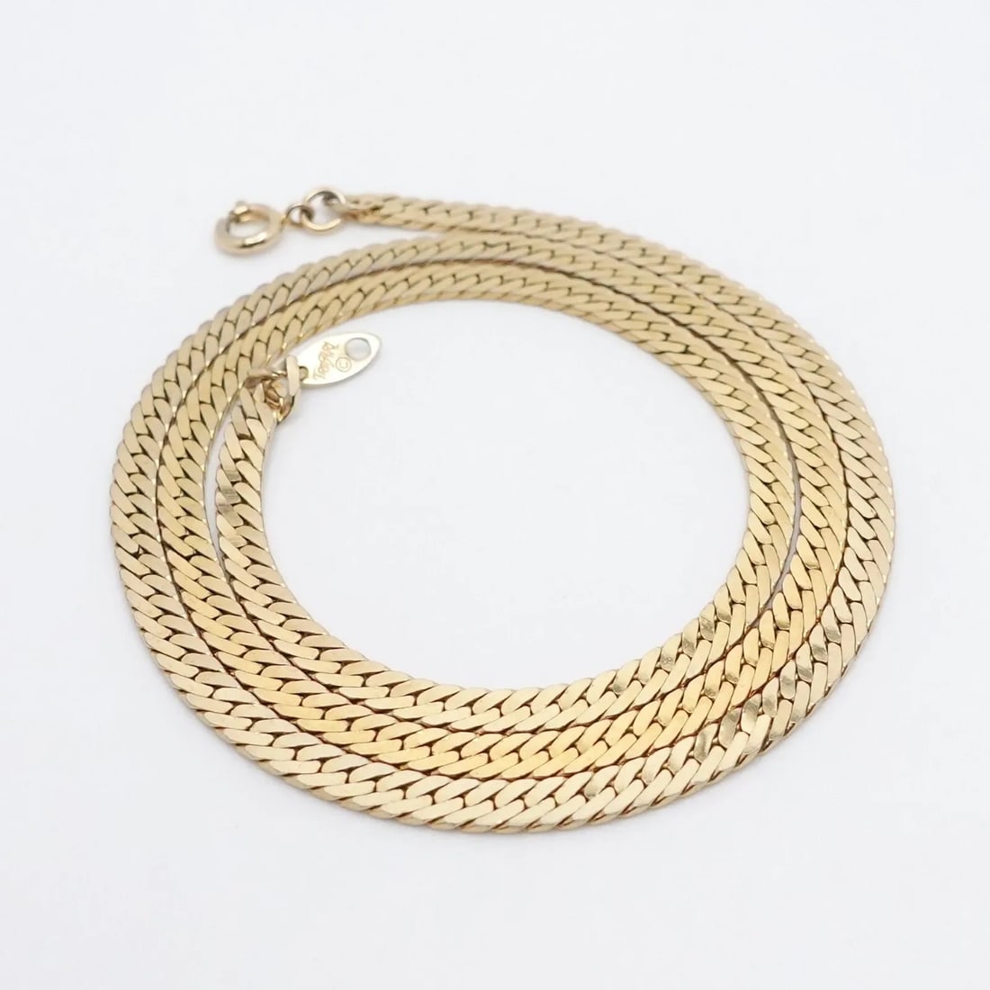 TRIFARI YELLOW GOLD PLATED 3.5MM FLAT CHAIN NECKLACE - 18" LONG: TRIFARI YELLOW GOLD PLATED 3.5MM FLAT CHAIN NECKLACE - 18" LONG Trifari Yellow Gold Plated Flat Chain Necklace Length - 18" Long Width - 3.5mm Depth - 1mm Total Weight - 10 Grams