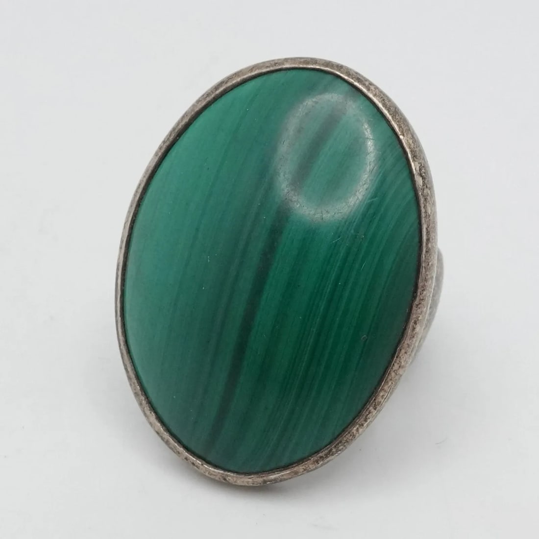 STERLING SILVER GREEN MALACHITE CABOCHON RING SIZE 8: STERLING SILVER GREEN MALACHITE CABOCHON RING SIZE 8 Sterling Silver Green Malachite Cabochon Ring Size - 8 Band Width - 6mm Height - 30 x 24mm Total Weight - 17.1 Grams Bid With Confidence