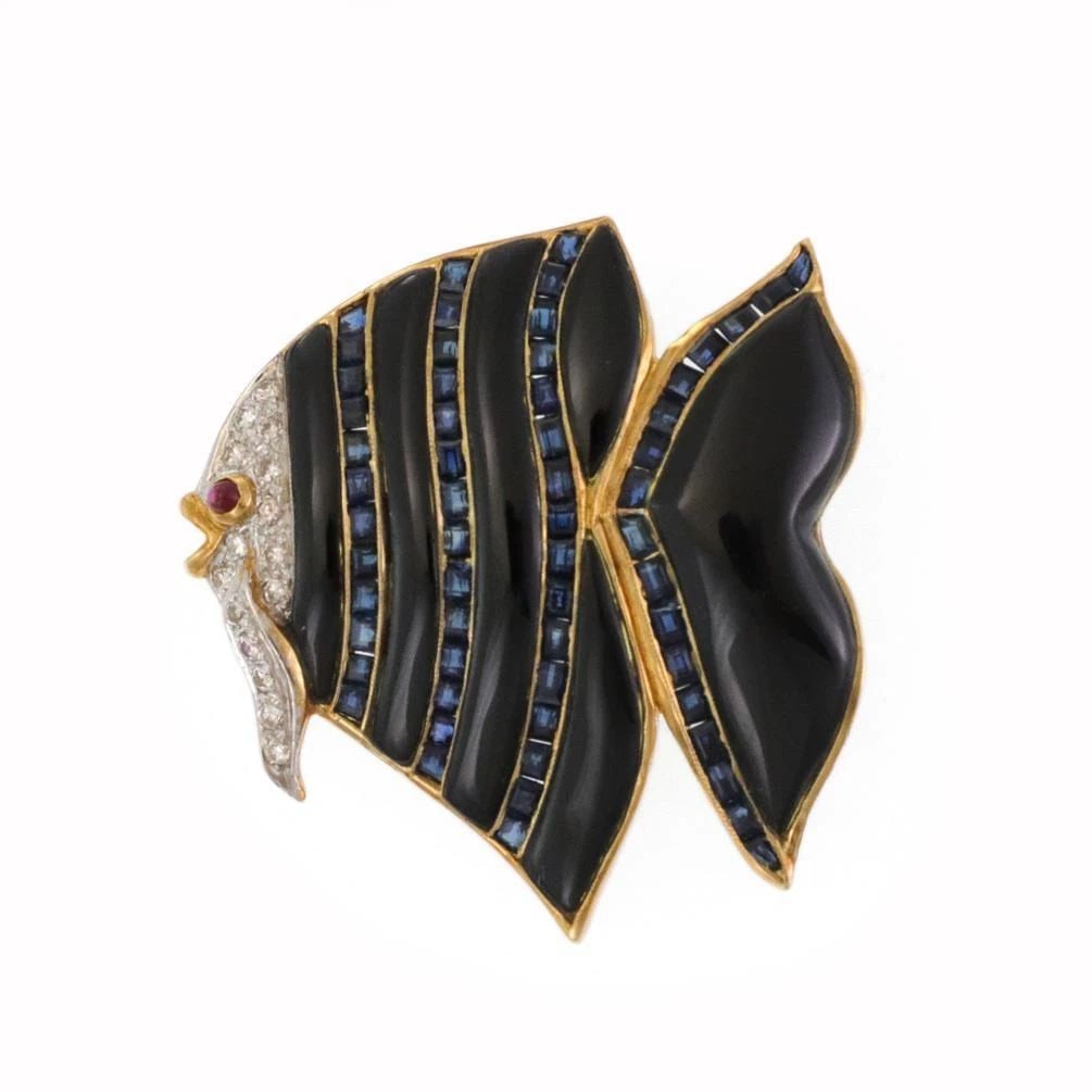 DIAMOND GEMSTONE ONYX BROOCH 18K GOLD FISH DESIGN: DIAMOND GEMSTONE ONYX BROOCH 18K GOLD FISH DESIGN This Diamond Gemstone Onyx Brooch in 18k Gold Fish Design is a stunning piece of vintage and antique jewelry for women. The channel-set multi-tone gol