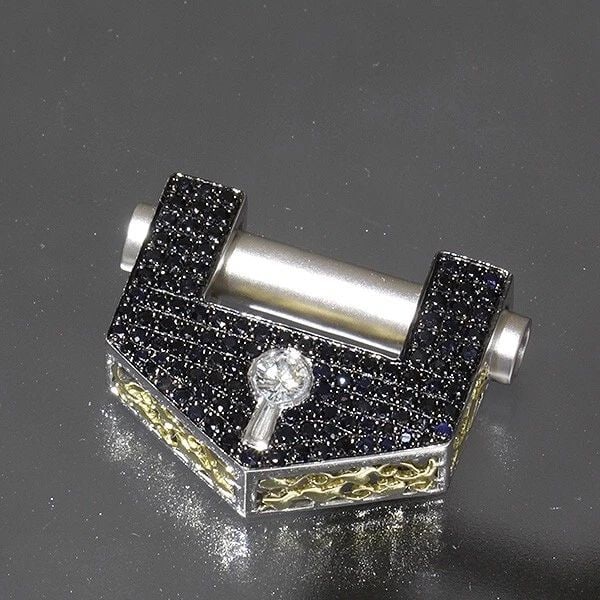 KARATI PENDANT TOP KEY DIAMOND 0.2CT BLACK SPINEL 1.44CT 20G AUTHENTIC: KARATI PENDANT TOP KEY DIAMOND 0.2CT BLACK SPINEL 1.44CT 20G AUTHENTIC E0198 Style : Pendant (Top) Size (Approx.) : 2 x 2.8 x0.8cm Bail Size : 3mm Bail refers to the hole where chain goes through Mate