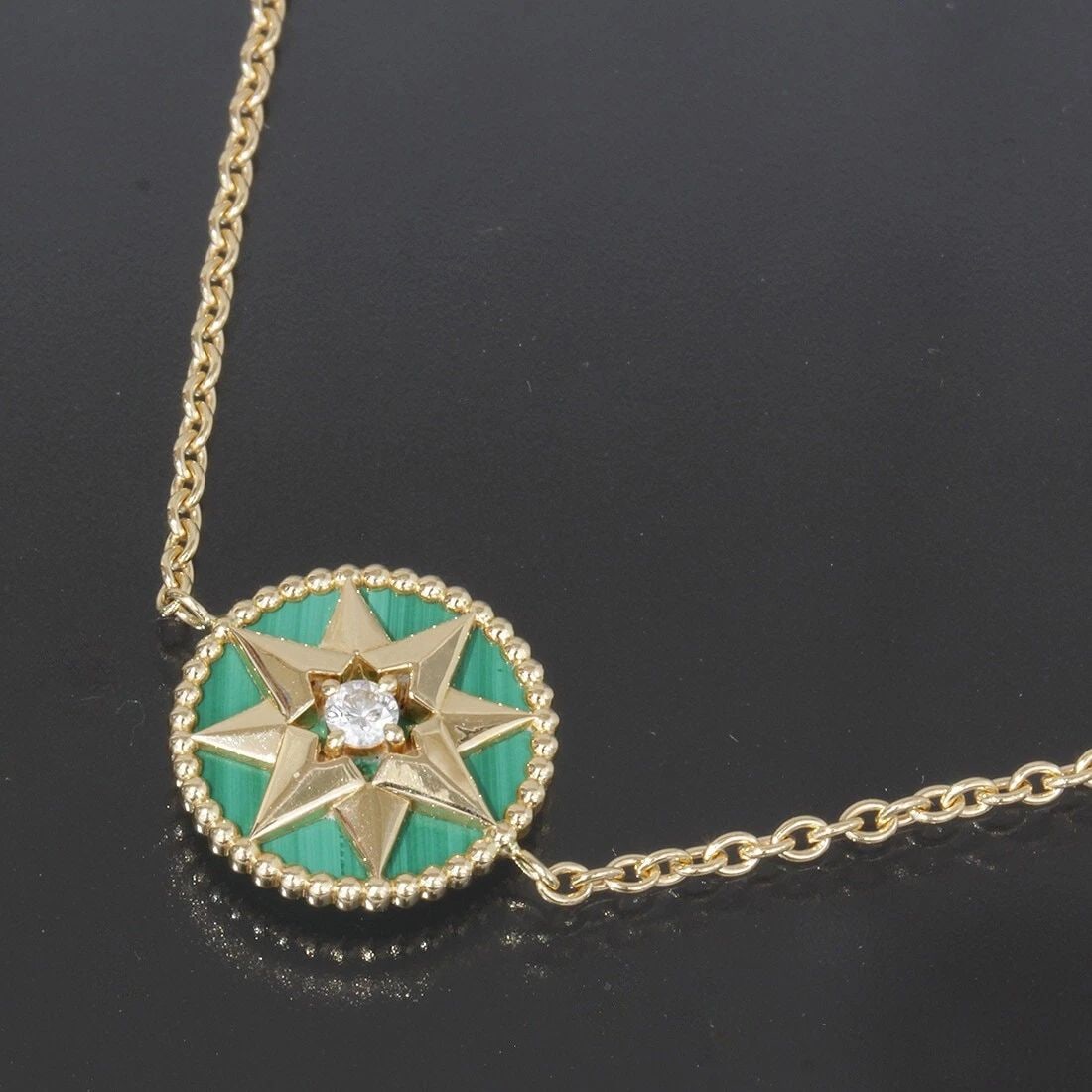 DIOR ROSE DES VENTS DIAMOND BRACELET, AU750 18K YELLOW GOLD, MALACHITE: DIOR ROSE DES VENTS DIAMOND BRACELET, AU750 18K YELLOW GOLD, MALACHITE E1069 Style : Bracelet Length (Approx.) : 17.5cm It is very convenient as it can be adjusted to 3 different length. Charm Size in