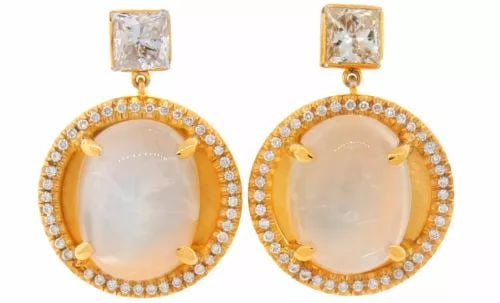 VINTAGE 14K YELLOW GOLD DANGLE DROP EARRINGS MOONSTONE DIAMOND ESTATE JEWELRY: VINTAGE 14K YELLOW GOLD DANGLE DROP EARRINGS MOONSTONE DIAMOND ESTATE JEWELRY Moonstone Diamond 14 karat Yellow Gold Earrings Feminine elegant earrings. Made of 14 karat yellow gold, the earrings feat