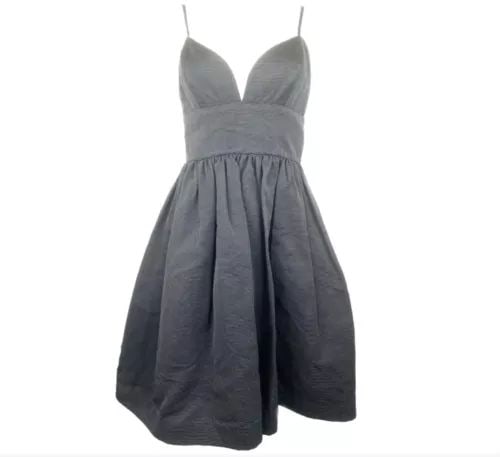 BILL BLASS BLACK BABYDOLL DRESS SIZE 8: BILL BLASS BLACK BABYDOLL DRESS SIZE 8 BILL BLASS BLACK BABYDOLL DRESS SIZE 8 Black striped textured pattern Featuring spaghetti straps, measure 6" on the front and 10.5" on the back One pocket on eac