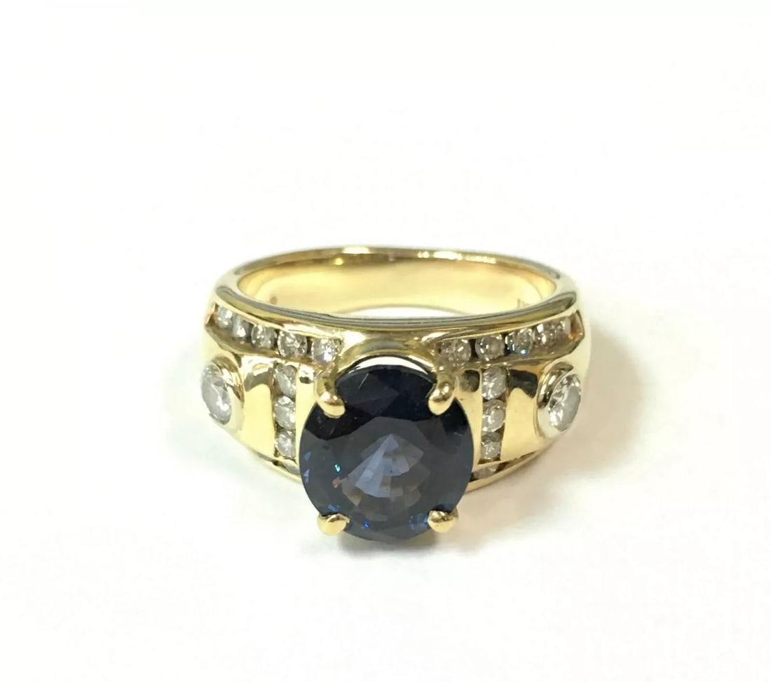 HUBERT 14K YELLOW GOLD RING WITH CENTER SPINEL AND DIAMONDS (SIZE: 6): HUBERT 14K YELLOW GOLD RING WITH CENTER SPINEL AND DIAMONDS (SIZE: 6) Hubert 14k Yellow Gold Ring with Center Spinel and Diamonds You are bidding on a pre-owned Hubert 14k Yellow Gold Ring with Center