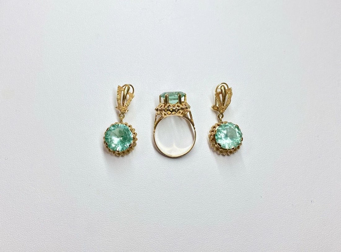 WOMEN'S 14K YELLOW GOLD EARRINGS/ RING SET WITH BLUISH - GREEN SYNTHETIC SPINEL: WOMEN'S 14K YELLOW GOLD EARRINGS/ RING SET WITH BLUISH - GREEN SYNTHETIC SPINEL Women's 14k Yellow Gold Earrings/ Ring Set with Bluish - Green Synthetic Spinel You are bidding on a pre-owned Women's 1