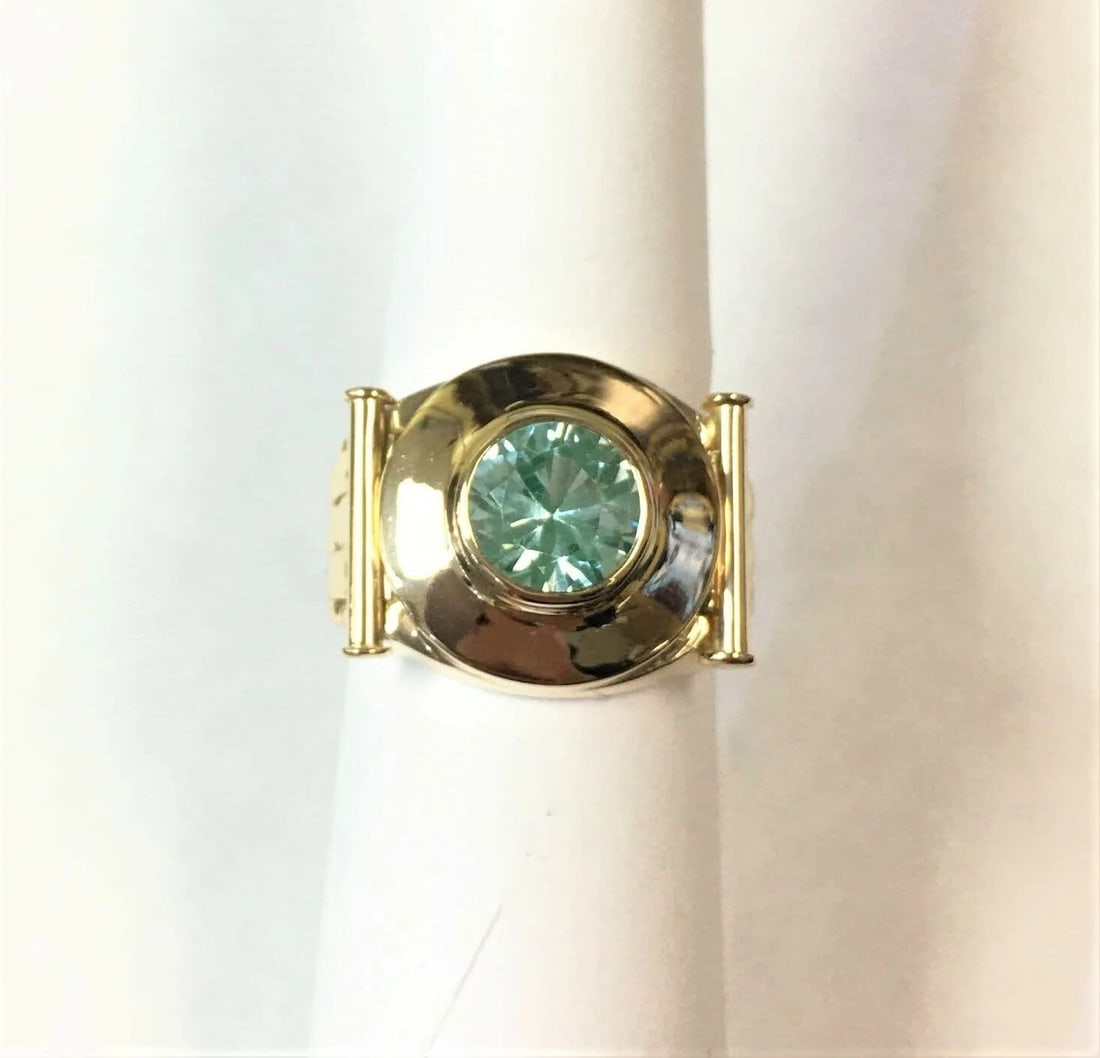 14K YELLOW GOLD RING WITH SYNTHETIC SPINEL (SIZE: 7.75): 14K YELLOW GOLD RING WITH SYNTHETIC SPINEL (SIZE: 7.75) 14k Yellow Gold Ring with Synthetic Spinel You are bidding on a 14k Yellow Gold Ring with Synthetic Spinel. The ring has been cleaned and inspec