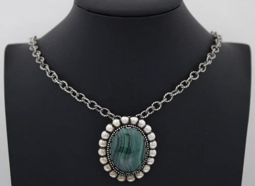 CAROLYN POLLACK STERLING SILVER GREEN MALACHITE OVAL PENDANT W/ 60" NECKLACE: CAROLYN POLLACK STERLING SILVER GREEN MALACHITE OVAL PENDANT W/ 60" NECKLACE Description Carolyn Pollack Sterling Silver Green Malachite Gemstone Oval Pendant w/ 60" Necklace Item is in great conditio