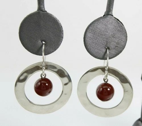 RLM STUDIO STERLING SILVER HAMMERED CIRCLE EARRINGS W/ CARNELIAN BEADS: RLM STUDIO STERLING SILVER HAMMERED CIRCLE EARRINGS W/ CARNELIAN BEADS Description RLM Studio Robert Lee Morris Sterling Silver Hammered Circle Earrings W/Carnelian Beads Item is in great condition. M