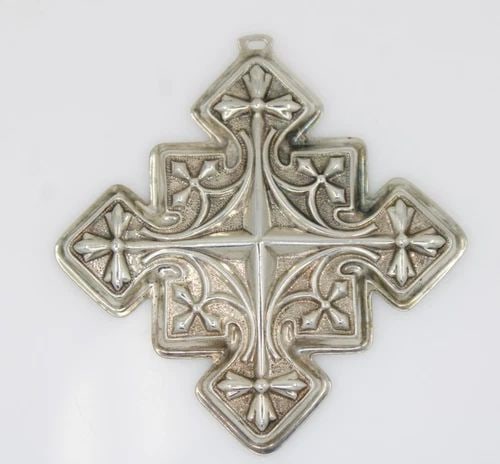 1979 REED & BARTON STERLING SILVER CHRISTMAS CROSS ORNAMENT 15.3 GRAMS: 1979 REED & BARTON STERLING SILVER CHRISTMAS CROSS ORNAMENT 15.3 GRAMS Description 1979 Reed & Barton Sterling Silver Christmas Cross Ornament Ornament is in good condition. May show signs of wear and