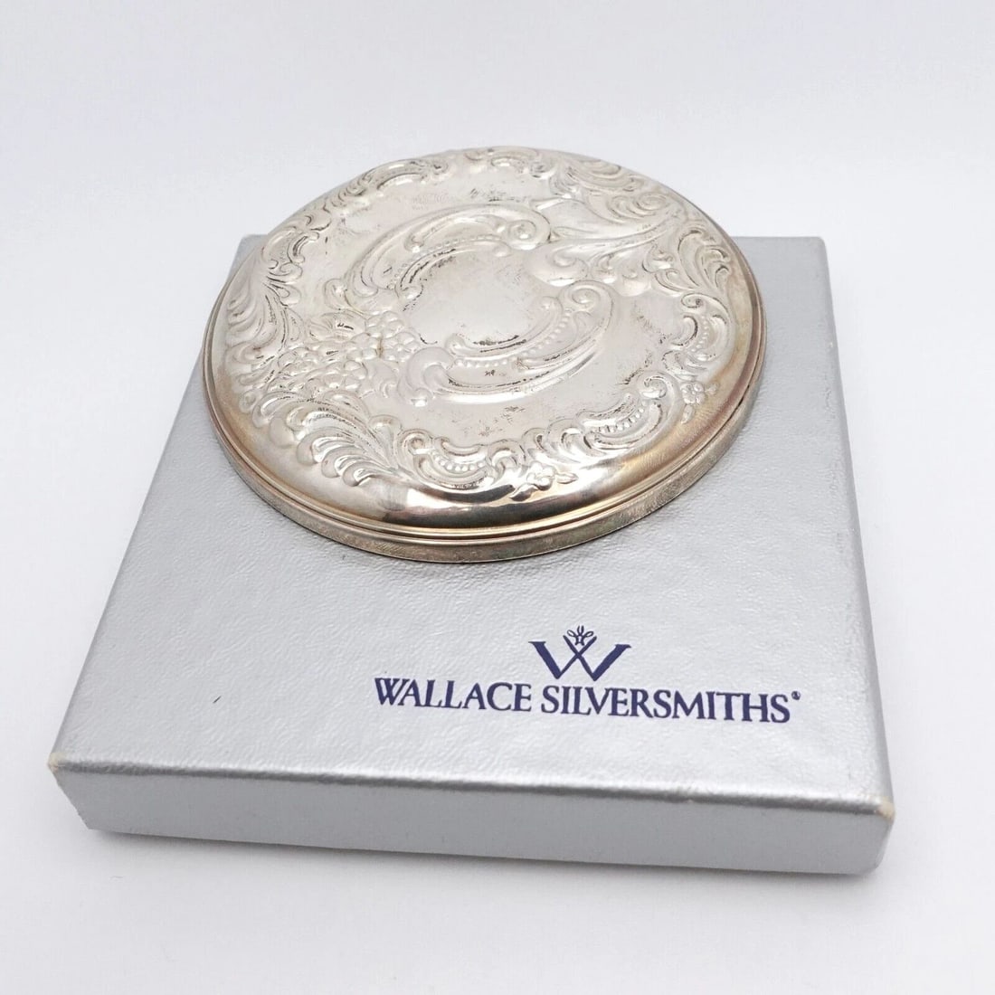 WALLACE SILVERSMITHS STERLING SILVER GRAND BAROQUE MIRROR - 3.25" POUCH & BOX: WALLACE SILVERSMITHS STERLING SILVER GRAND BAROQUE MIRROR - 3.25" POUCH & BOX Vintage Wallace Silversmiths Sterling Silver Grand Baroque Mirror Length - 3.25" Est. Retail - $89.50 USD Total Weight - 2
