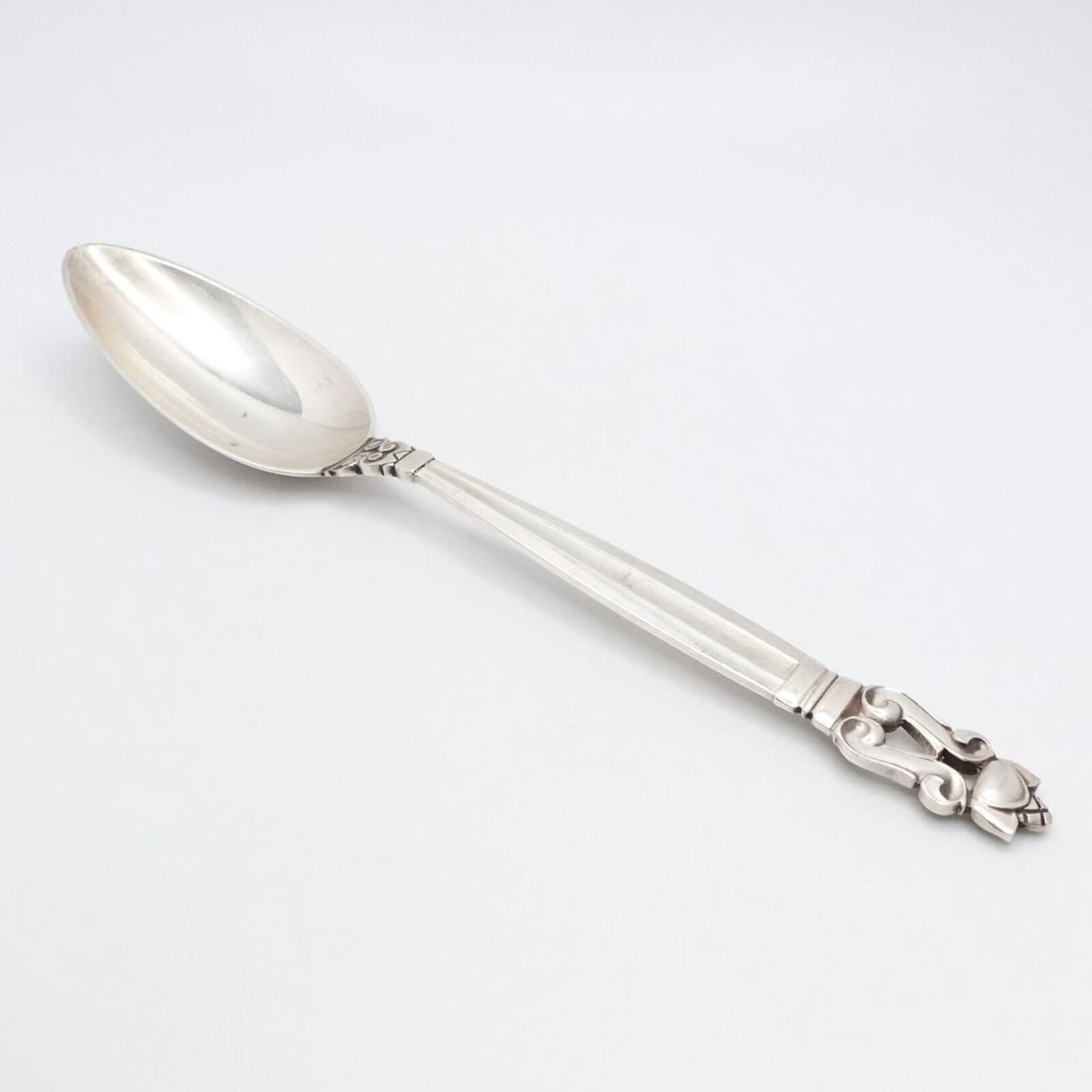 GEORG JENSEN JOHAN ROHDE STERLING SILVER ACORN OVAL TEASPOON 6": GEORG JENSEN JOHAN ROHDE STERLING SILVER ACORN OVAL TEASPOON 6" Vintage Georg Jensen Design by Johan Rohde Sterling Silver Acorn Pattern Oval Teaspoon Length - 6" Est. Retail - 175$ USD Est. Weight -