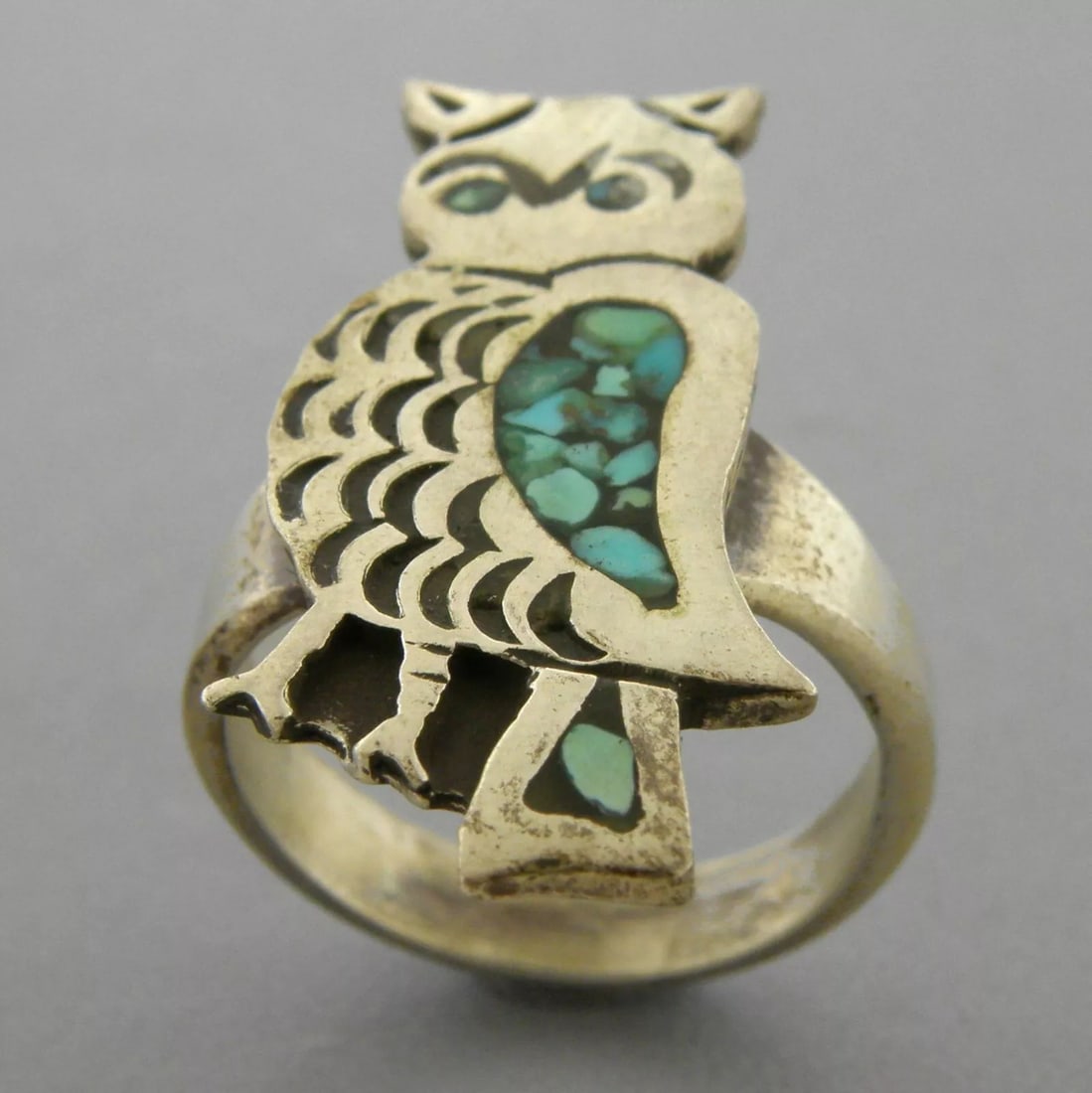 VINTAGE SOUTHWESTERN STERLING SILVER TURQUOISE OWL INLAY RING SIZE 3: VINTAGE STERLING SILVER RING Vintage Southwestern Turquoise sterling silver owl ring Size 3 Ring Measures 1.04" H x 0.50" W on top Vintage, Pre-owned, in good condition for its age, please refer to pi