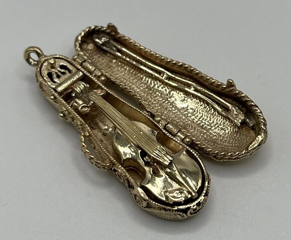 14KT YELLOW GOLD VIOLIN CHARM IN CASE: 14KT YELLOW GOLD VIOLIN CHARM IN CASE 14KT YELLOW GOLD VIOLIN CHARM IN CASE This beautiful 14KT yellow gold charm is a violin and comes in a case. It is perfect for adding a touch of elegance to any c