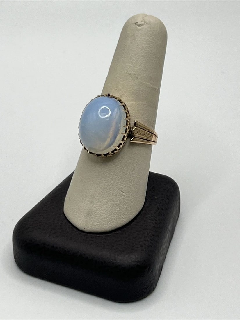 ANTIQUE 14K Y/G & MOONSTONE RING SIZE 9.75: ANTIQUE 14K Y/G & MOONSTONE RING SIZE 9.75 ANTIQUE 14K Y/G & MOONSTONE RING SIZE 9.75 This vintage ring is a true treasure with a 14K yellow gold band and a stunning oval-shaped moonstone as the main