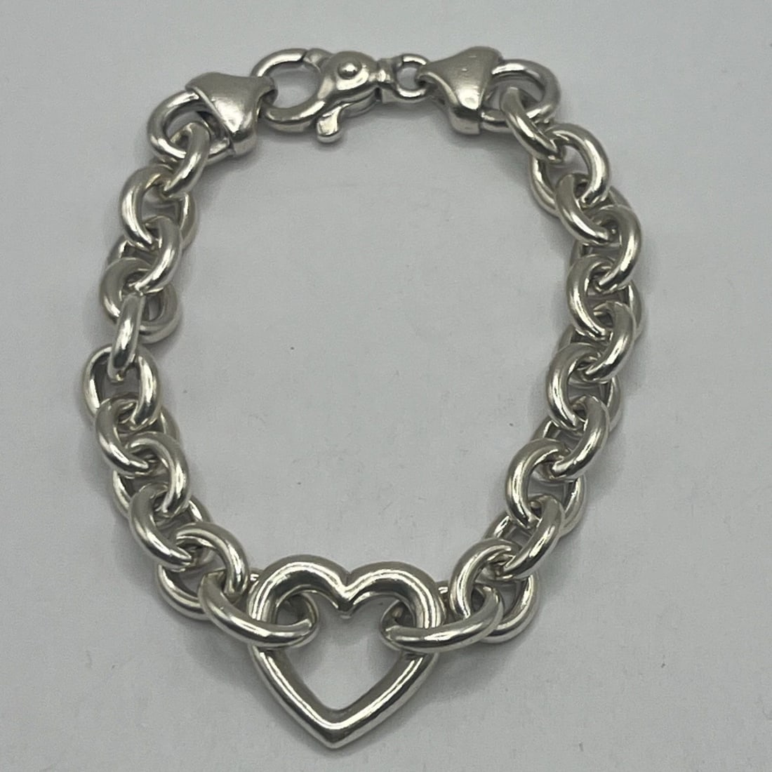 925 7.5" OVAL LINK CHARM BRACELET WITH HEART LINK 39 G: 925 7.5" OVAL LINK CHARM BRACELET WITH HEART LINK 39 G 925 7.5" OVAL LINK CHARM BRACELET WITH HEART LINK 39 G This 925 sterling silver charm bracelet features heart-shaped links and an oval link chain