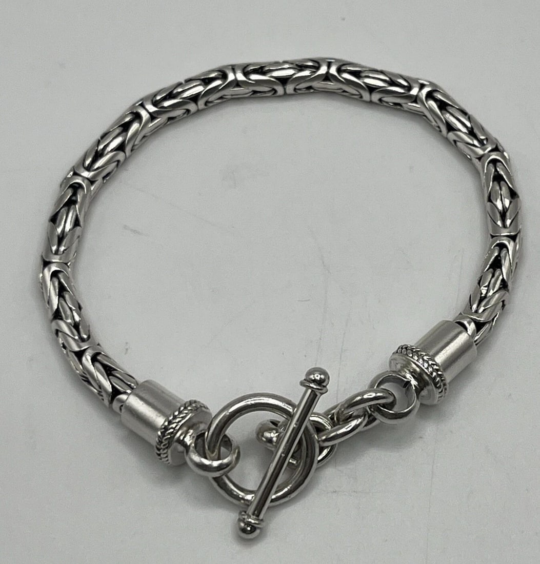 BYZANTINE 8" BRACELET WITH TOGGLE LOCK: BYZANTINE 8" BRACELET WITH TOGGLE LOCK BYZANTINE 8" BRACELET WITH TOGGLE LOCK Elevate your style with this exquisite Byzantine 8-inch bracelet. Crafted from high-quality 925 sterling silver, this chai