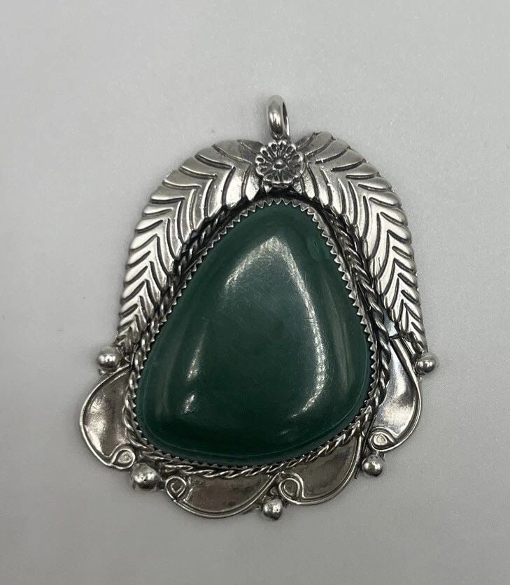 NAVAJO STERLING SILVER & MALACHITE PENDANT: NAVAJO STERLING SILVER & MALACHITE PENDANT NAVAJO STERLING SILVER & MALACHITE PENDANT This stunning pendant features a beautiful green Malachite stone set in high-quality Sterling Silver. The piece sh