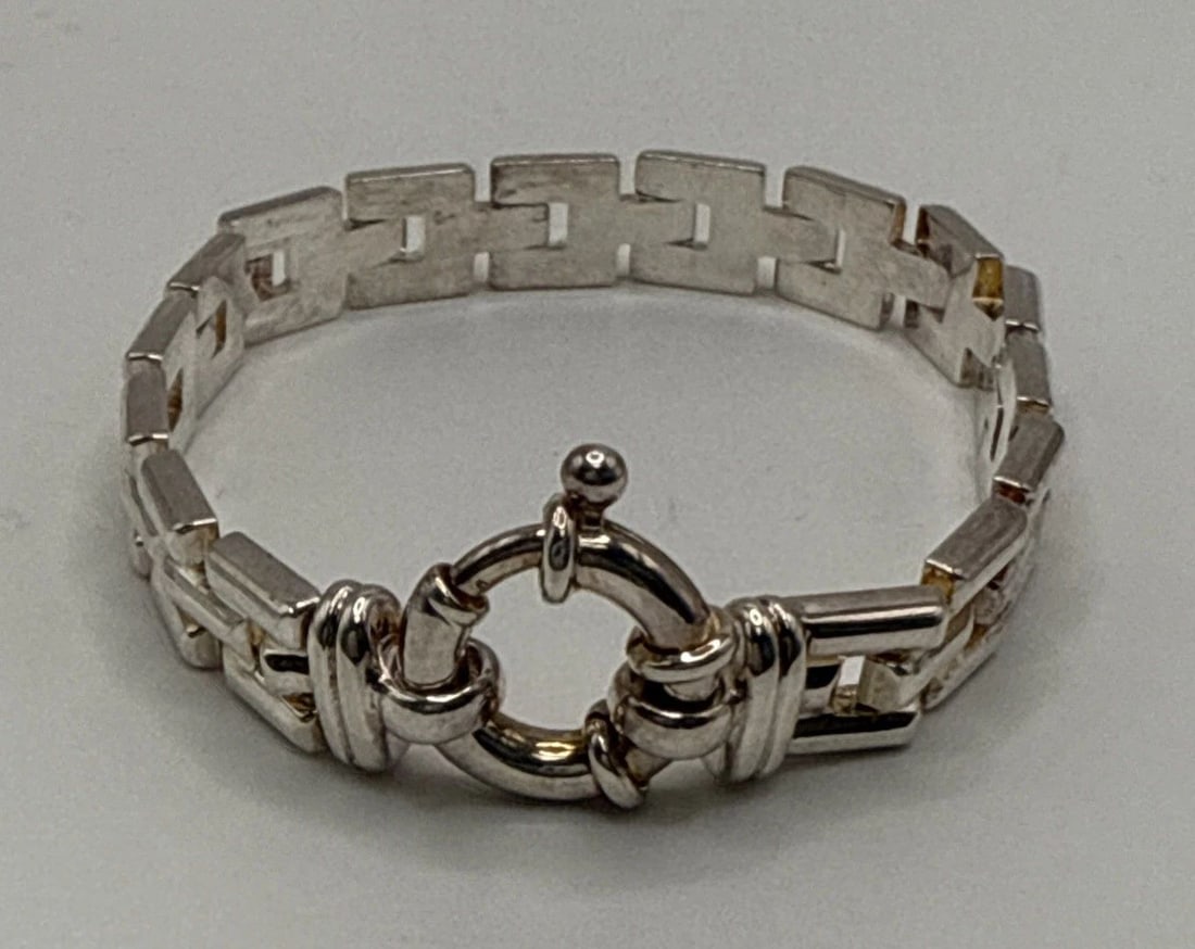7.5" STERLING SILVER CHAIN LINK BRACELET WITH TOGGLE LOCK 18 GRAMS: 7.5" STERLING SILVER CHAIN LINK BRACELET WITH TOGGLE LOCK 18 GRAMS This 7.5" Sterling Silver Chain Link Bracelet is a timeless piece of fine jewelry that exudes elegance and sophistication. Crafted fr