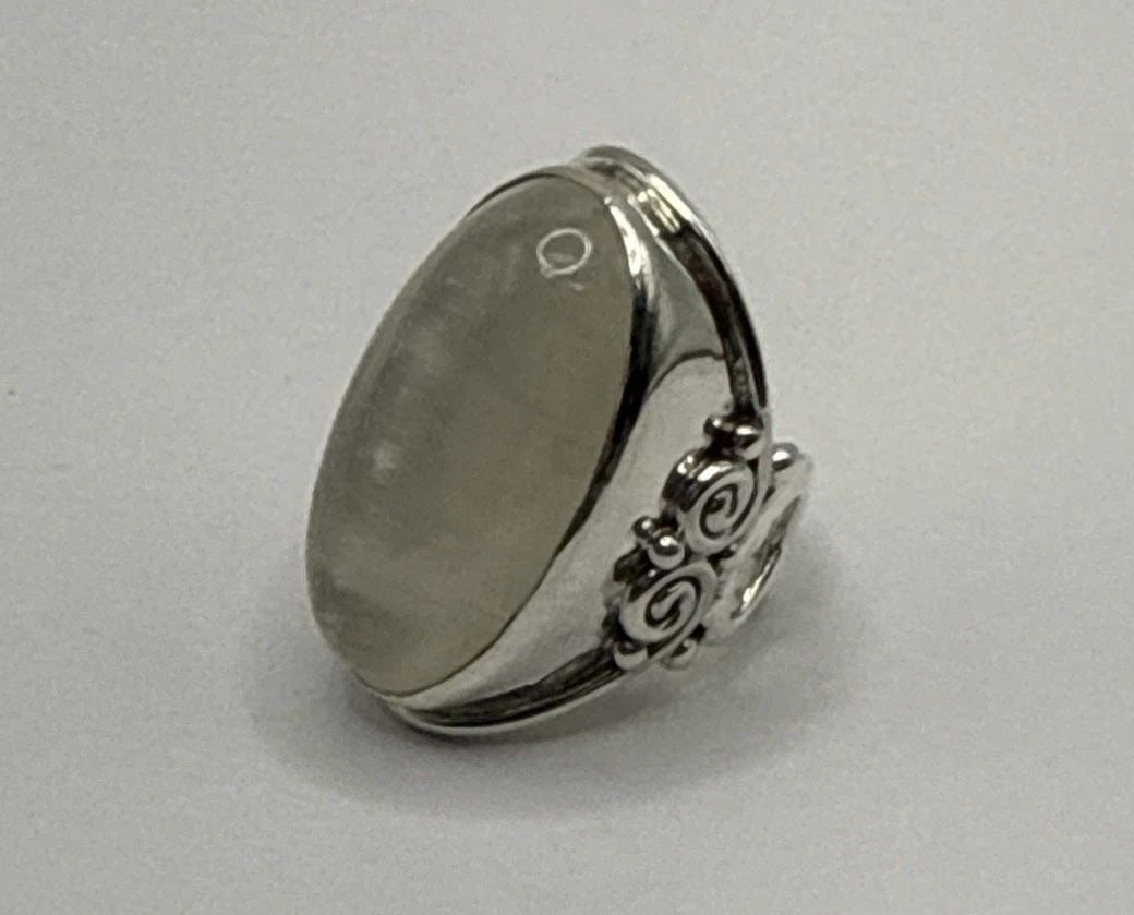 SAJEN MOONSTONE RING SIZE 7: SAJEN MOONSTONE RING SIZE 7 SAJEN MOONSTONE RING SIZE 7 Embrace the enchanting allure of moonstone with the Sajen Size 7 ring, a sterling silver piece that exudes a subtle yet captivating charm. The m