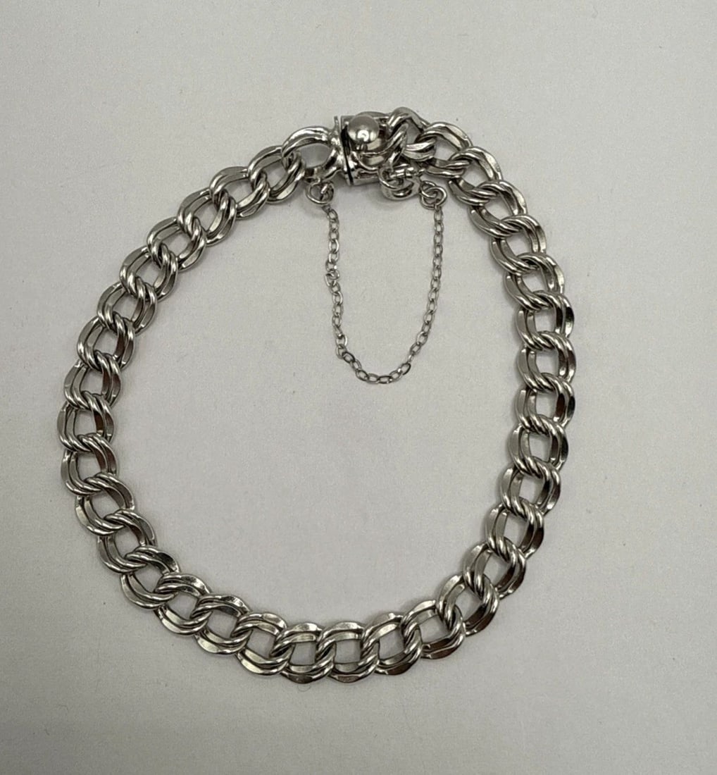 7.5 STERLING SILVER DOUBLE LOOP CHARM BRACELET 11.2 GRAMS: 7.5 STERLING SILVER DOUBLE LOOP CHARM BRACELET 11.2 GRAMS 7.5 STERLING SILVER DOUBLE LOOP CHARM BRACELET 11.2 GRAMS Crafted with a classic touch, this 7.5-inch charm bracelet is a timeless addition to