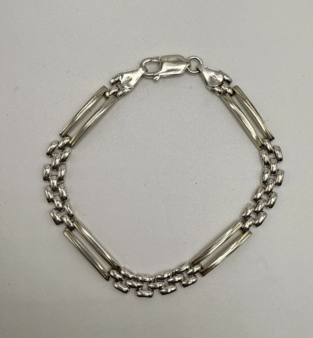 STERLING SILVER 7" LINK BRACELET 11.0 GRAMS: STERLING SILVER 7" LINK BRACELET 11.0 GRAMS This Sterling Silver 7" Link Bracelet weighs 11.0 grams and features a classic chain style. Crafted from high-quality 925 sterling silver, this bracelet has
