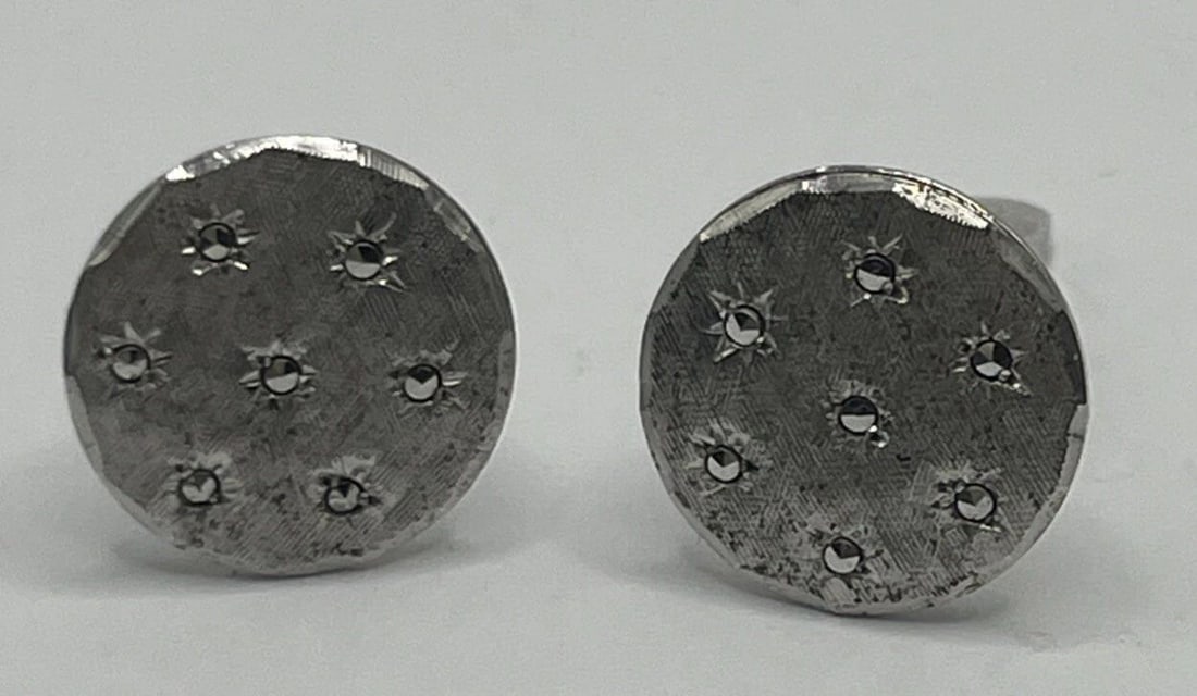 STERLING SILVER CUFFLINKS WITH COLORLESS STONES: STERLING SILVER CUFFLINKS WITH COLORLESS STONES STERLING SILVER CUFFLINKS WITH COLORLESS STONES These Sterling Silver Cufflinks are designed for men and crafted in 925 sterling silver. The cufflinks f