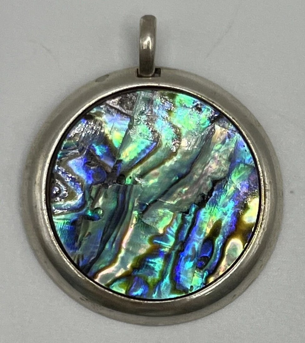 STERLING SILVER & ABALONE PENDANT: STERLING SILVER & ABALONE PENDANT STERLING SILVER & ABALONE PENDANT This stunning pendant is a must-have for any jewelry collection. Crafted from high-quality 925 sterling silver, it features a beauti