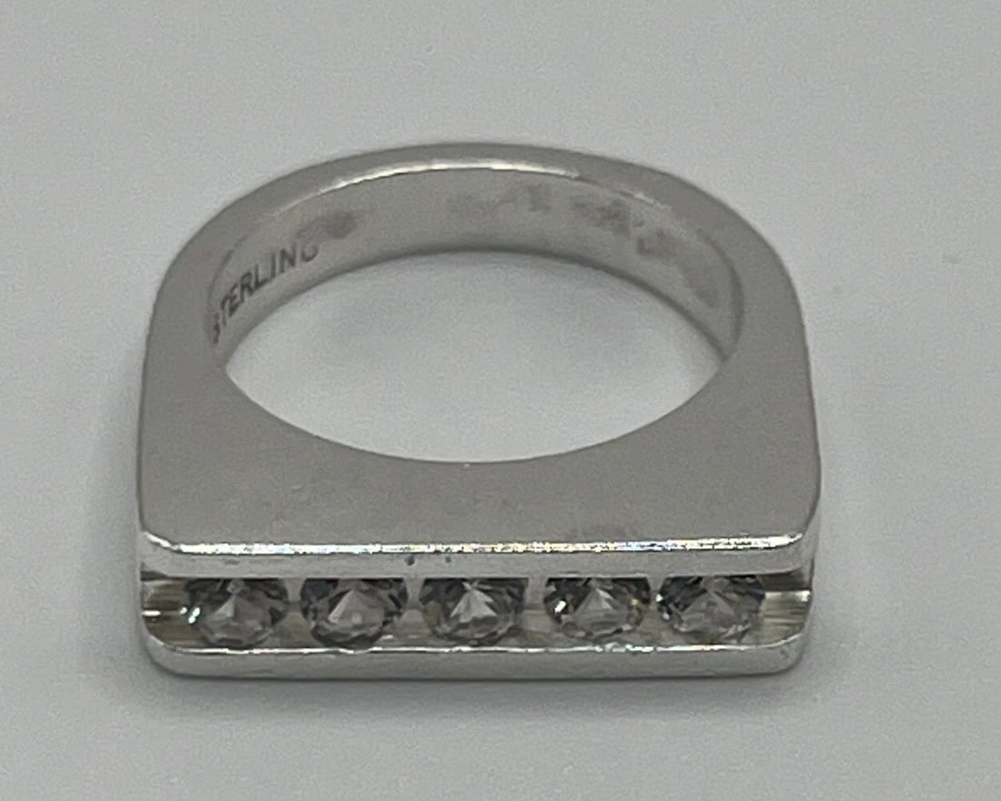 STERLING SILVER & COLORLESS STONE SIZE 5 RING: STERLING SILVER & COLORLESS STONE SIZE 5 RING STERLING SILVER & COLORLESS STONE SIZE 5 RING This exquisite ring is crafted with 925 sterling silver and features a stunning round-shaped, clear and colo