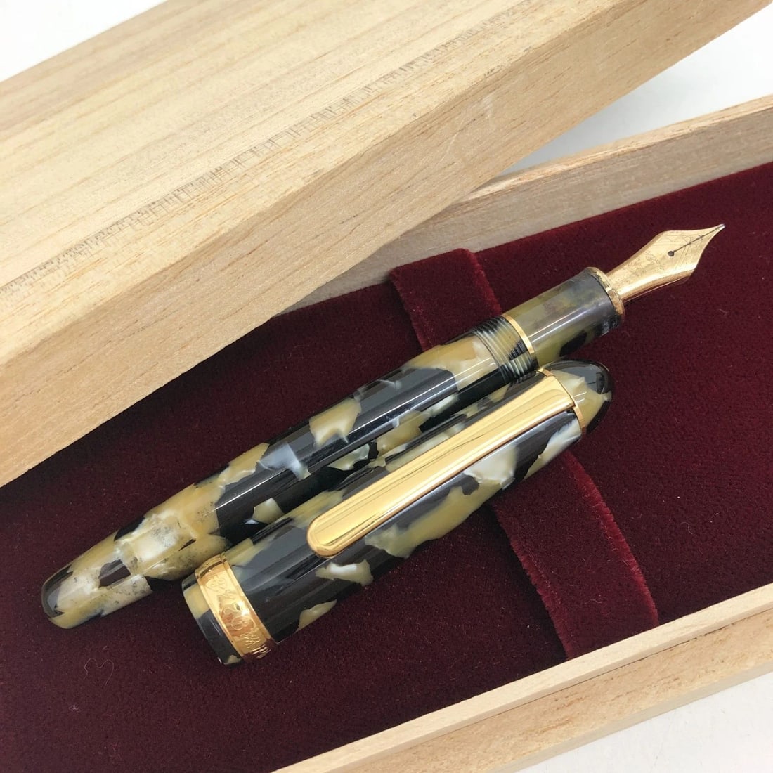 AUTHENTIC PLATINUM CAMO LACQUER FOUNTAIN PEN 18K NIB OFFICE DESK COLLECTIBLE (1 of 2)