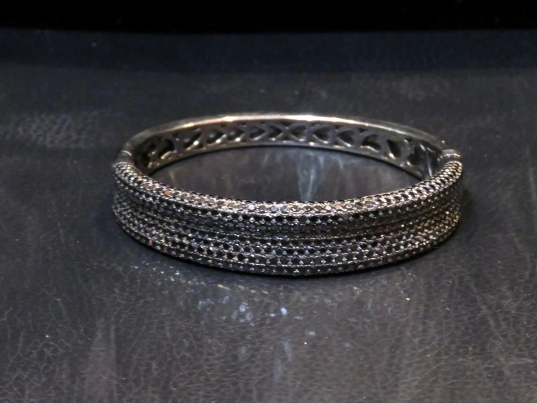 FANCY GLITTERING 12CT BLACK GLITTERING SPINEL BRACELET BANGLE CUFF: FANCY GLITTERING 12CT BLACK GLITTERING SPINEL BRACELET BANGLE CUFF Description The Following Item we are offering is this IMPORTANT RARE GENUINE BLACK SPINEL BRACELET BANGLE CUFF APPROX 12 CTS This Pi