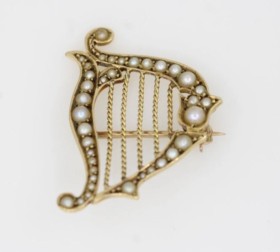 VINTAGE 14K YELLOW GOLD PEARL HARP MUSICAL INSTRUMENT PIN BROOCH 3.3 GRAMS: VINTAGE 14K YELLOW GOLD PEARL HARP MUSICAL INSTRUMENT PIN BROOCH 3.3 GRAMS VINTAGE 14K YELLOW GOLD PEARL HARP MUSICAL INSTRUMENT PIN BROOCH 3.3 GRAMS Description Vintage 14K Yellow Gold Pearl Harp Mus