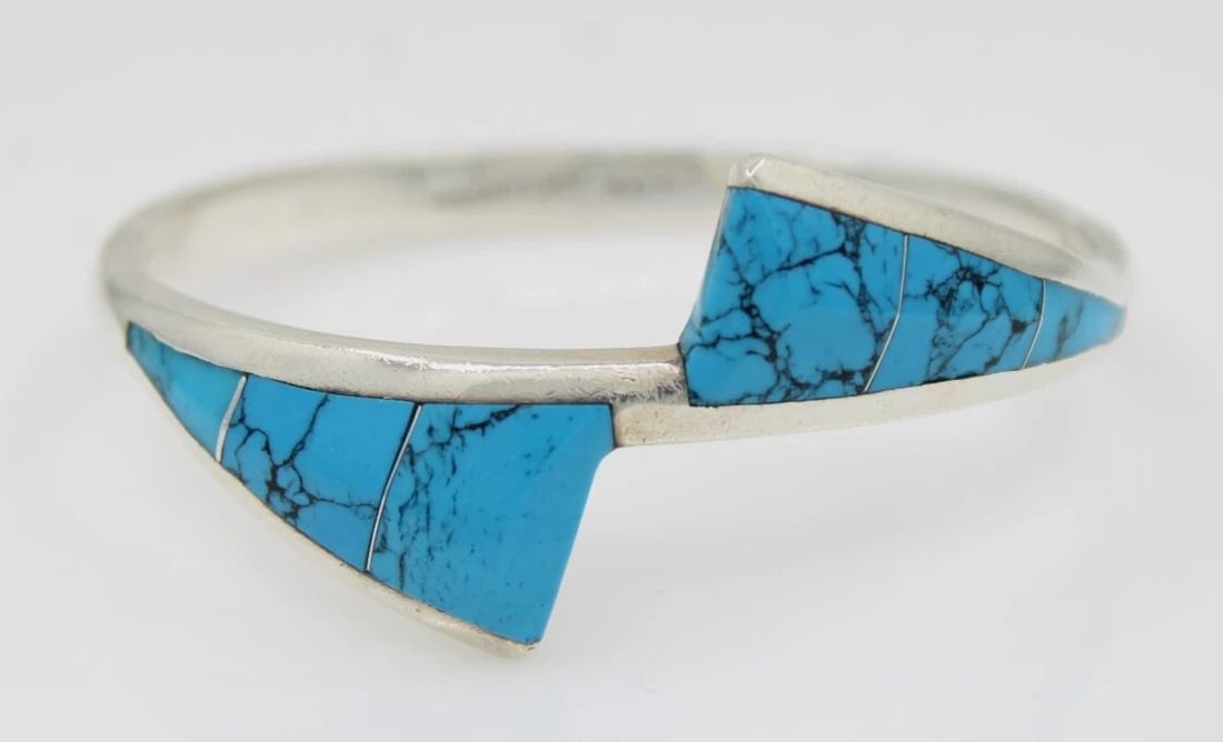 TAXCO MEXICO STERLING SILVER TURQUOISE INLAID HINGED BANGLE BRACELET 6.5": TAXCO MEXICO STERLING SILVER TURQUOISE INLAID HINGED BANGLE BRACELET 6.5" Description Taxco Mexico Sterling Silver Turquoise Inlaid Hinged Bangle Bracelet Bracelet is in good condition. May show signs