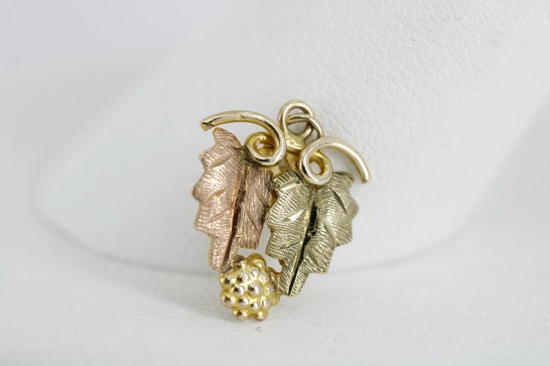 10K BLACK HILLS GOLD LEAF PENDANT 0.6 GRAMS ~ (1 of 2)