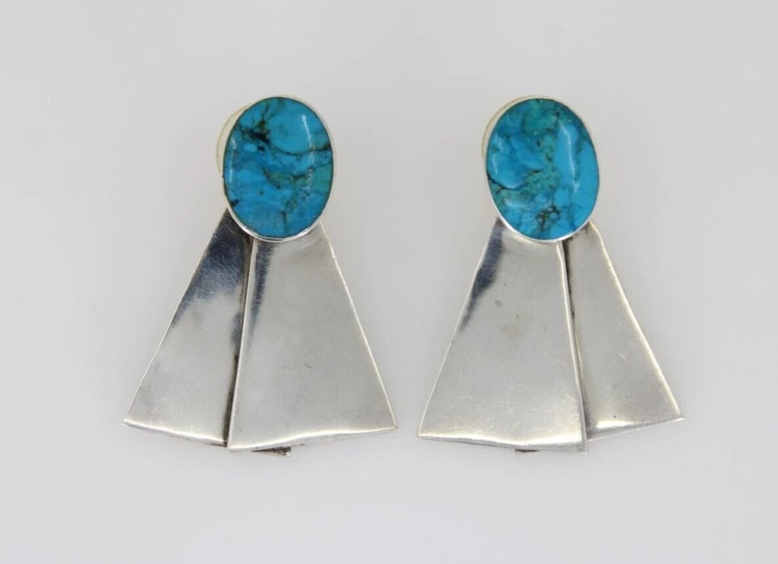 VINTAGE HANDMADE STERLING SILVER TURQUOISE 1.5" FAN PIERCED EARRINGS 8.7 GR: VINTAGE HANDMADE STERLING SILVER TURQUOISE 1.5" FAN PIERCED EARRINGS 8.7 GR Description Vintage Handmade Sterling Silver Turquoise 1.5" Fan Pierced Earrings Item is in great condition. May show signs