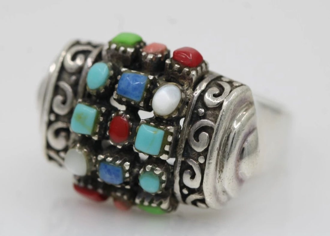 STERLING SILVER MULTICOLOR GEMSTONE RING SIZE 7.5 - 9.9 GRAMS: STERLING SILVER MULTICOLOR GEMSTONE RING SIZE 7.5 - 9.9 GRAMS Description Sterling Silver Multicolor Gemstone Ring Size 7.5 - 9.9 Grams Ring is in good condition. May show signs of wear and/or tear. A