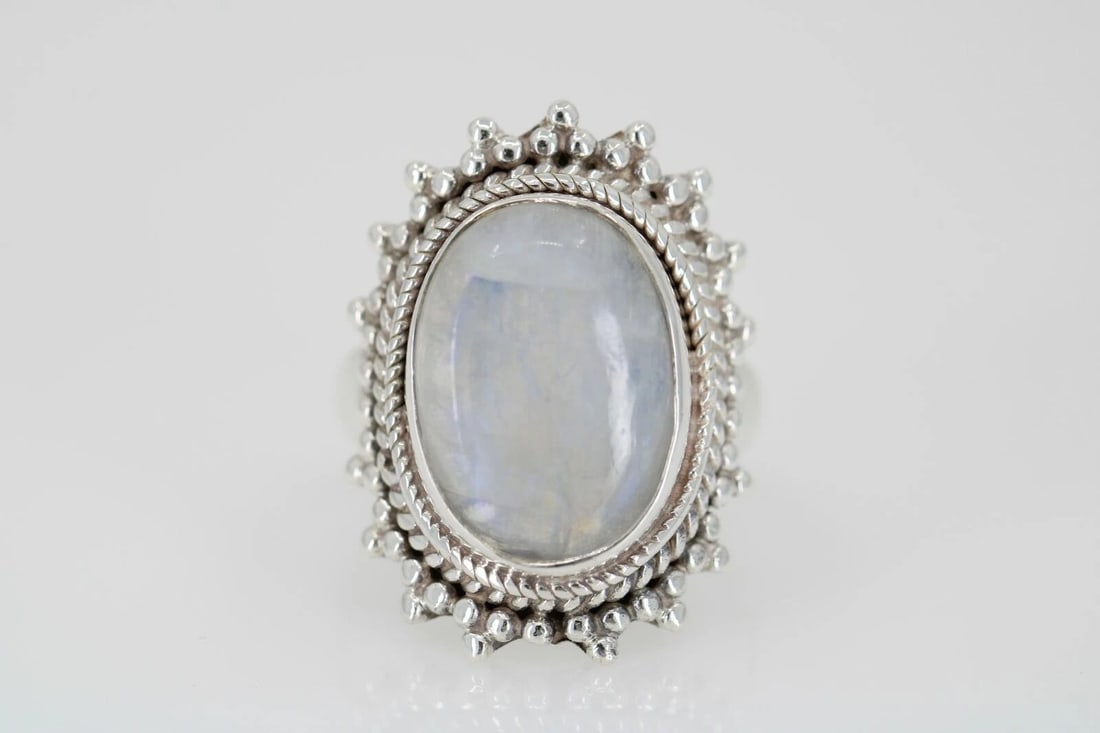 STERLING SILVER NATURAL MOONSTONE GEMSTONE RING SIZE 7 ~ 8.1 GRAMS: STERLING SILVER NATURAL MOONSTONE GEMSTONE RING SIZE 7 ~ 8.1 GRAMS Description Sterling Silver Natural Moonstone Gemstone Ring Item is in great condition. May show signs of wear. Item has been profess
