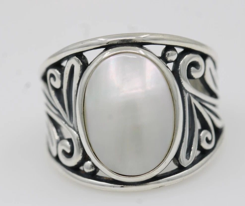 STERLING SILVER PEARL RING SIZE 7.5 - 7.2 GRAMS: STERLING SILVER PEARL RING SIZE 7.5 - 7.2 GRAMS Description Sterling Silver Pearl Ring Ring is in good condition. May show signs of wear and/or tear. Approximate Measurements Size: 7.5 Band Width: 3.9