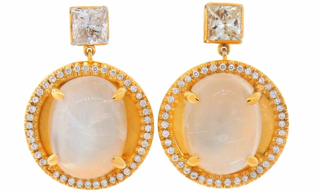 VINTAGE 14K YELLOW GOLD DANGLE DROP EARRINGS MOONSTONE DIAMOND ESTATE JEWELRY: VINTAGE 14K YELLOW GOLD DANGLE DROP EARRINGS MOONSTONE DIAMOND ESTATE JEWELRY Moonstone Diamond 14 karat Yellow Gold Earrings Feminine elegant earrings. Made of 14 karat yellow gold, the earrings feat