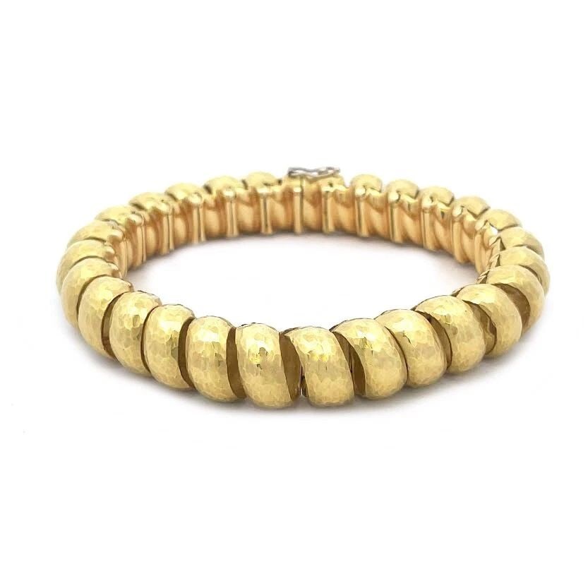 H. STERN GOLD BRACELET 18K YELLOW SPIRAL HAMMERED LINK W/BOX 64 GRAMS: H. STERN GOLD BRACELET 18K YELLOW SPIRAL HAMMERED LINK W/BOX 64 GRAMS This beautiful authentic bracelet is by designer H. Stern. It is crafted from 18k yellow gold featuring a 6mm wide ribbon band set