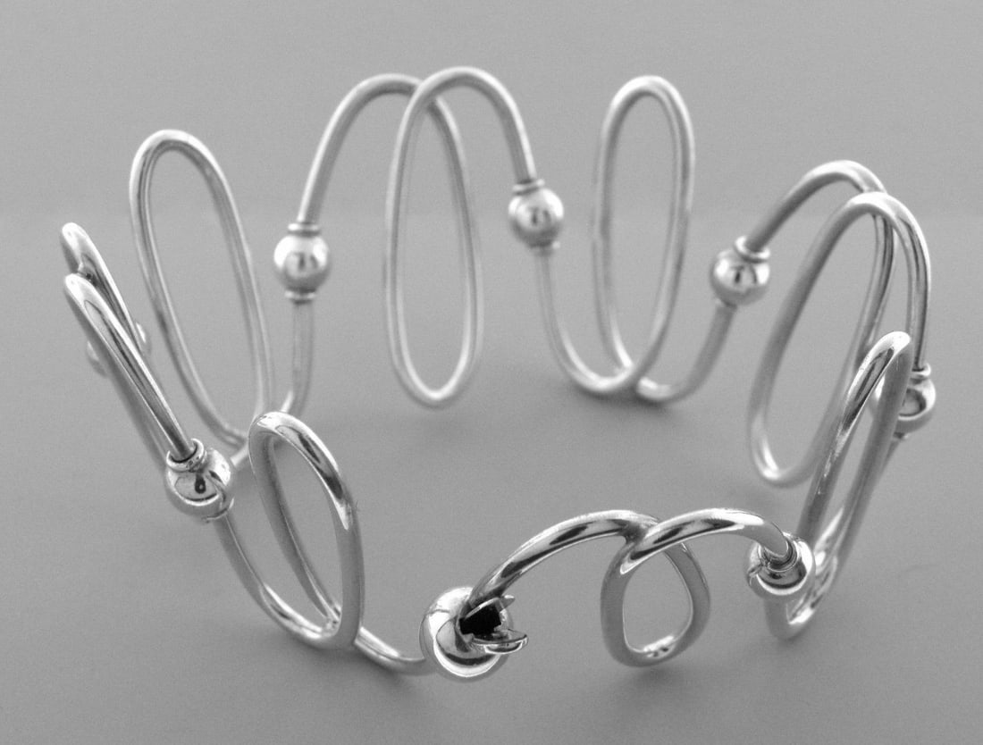 TIFFANY & Co. STERLING SILVER SPIRAL BANGLE BRACELET: AUTHENTIC TIFFANY & Co. STERLING SILVER OVAL SPIRAL BRACELET Bracelet measures 7.50" Long Bracelet measures 1.41" Wide Sterling silver Pre-owned, in Excellent condition, please refer to pictures Stamp