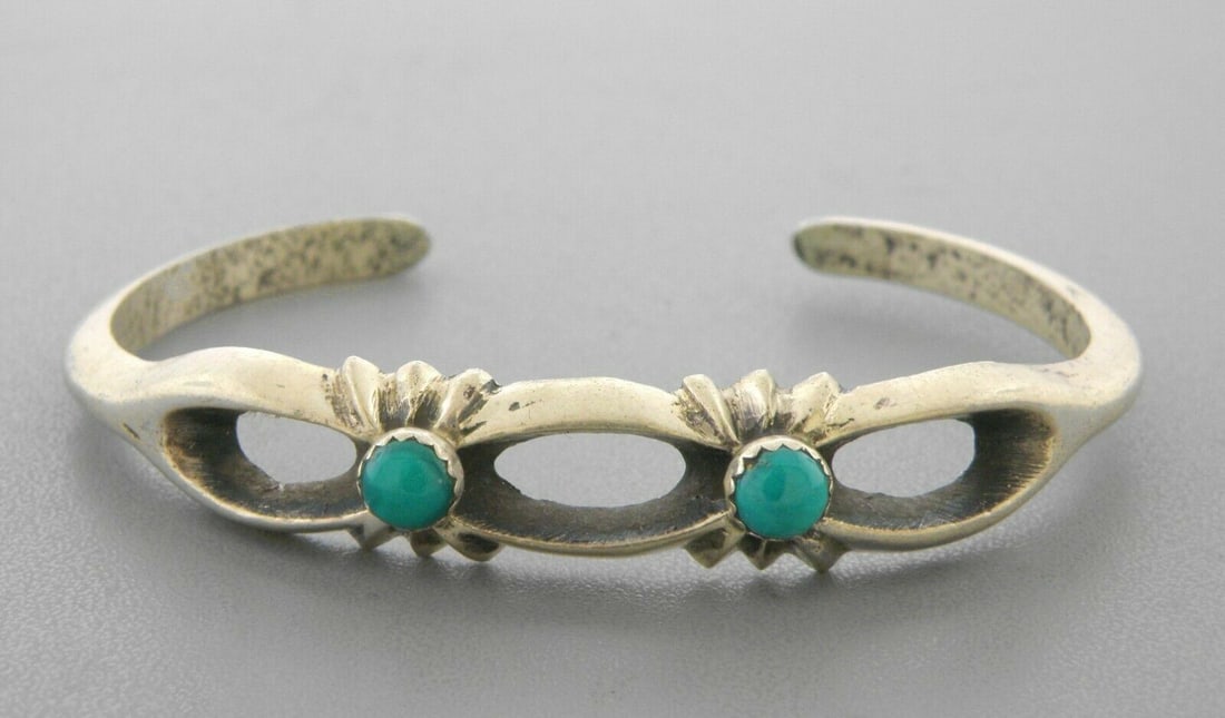 VINTAGE BEAUTIFUL NAVAJO STERLING SILVER TURQUOISE CUFF: VINTAGE TURQUOISE STERLING SILVER CUFF Vintage Navajo Turquoise sterling silver cuff bangle Measures 2.22" inside measurement Measures 0.40" Wide in front Vintage, Pre-owned, in good condition for its