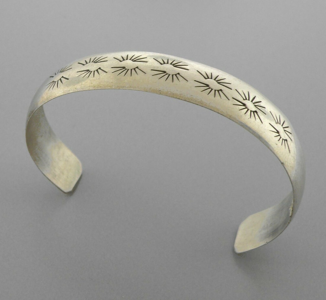 VINTAGE BEAUTIFUL NAVAJO STERLING SILVER CUFF BANGLE: VINTAGE STERLING SILVER CUFF Vintage Navajo sterling silver cuff bangle Measures apx 2.22" inside length Measures apx 0.41" Wide Vintage, Pre-owned, in good condition for its age, please refer to pics