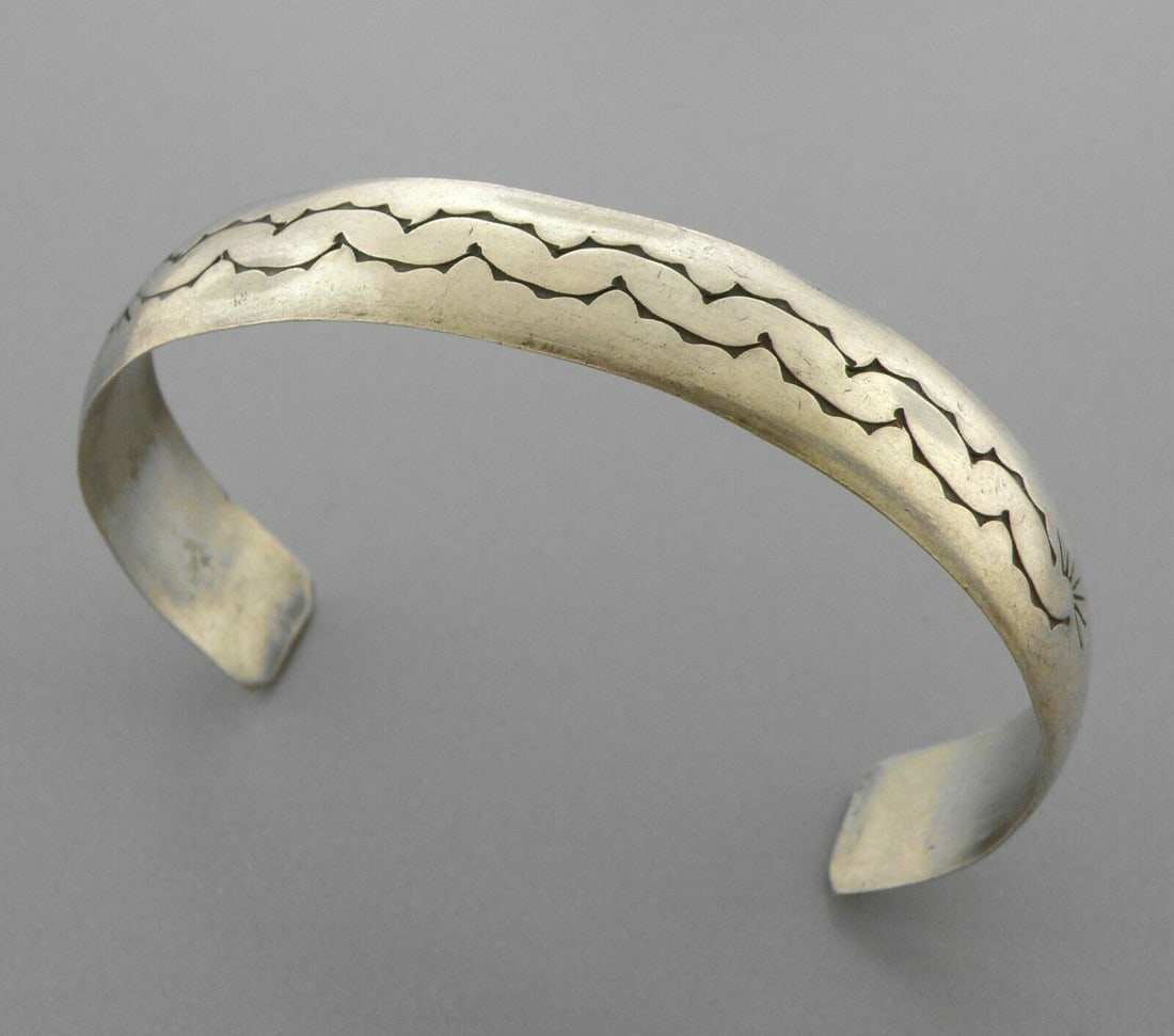VINTAGE BEAUTIFUL NAVAJO STERLING SILVER CUFF BANGLE: VINTAGE STERLING SILVER CUFF Vintage Navajo sterling silver cuff bangle Measures apx 2.30" inside length Measures apx 0.41" Wide Vintage, Pre-owned, in good condition for its age, please refer to pics
