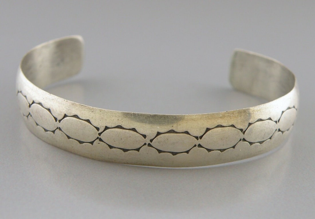 VINTAGE BEAUTIFUL NAVAJO STERLING SILVER CUFF BANGLE: VINTAGE STERLING SILVER CUFF Vintage Navajo sterling silver cuff bangle Measures apx 2.25" inside length Measures apx 0.41" Wide Vintage, Pre-owned, in good condition for its age, please refer to pics