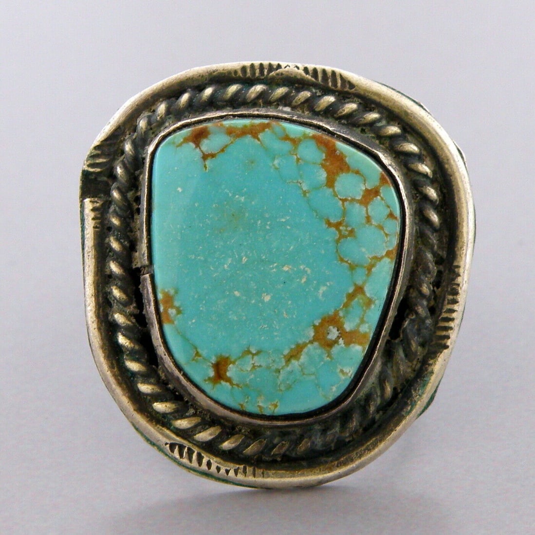 VINTAGE BEAUTIFUL NAVAJO STERLING SILVER TURQUOISE RING (1 of 2)