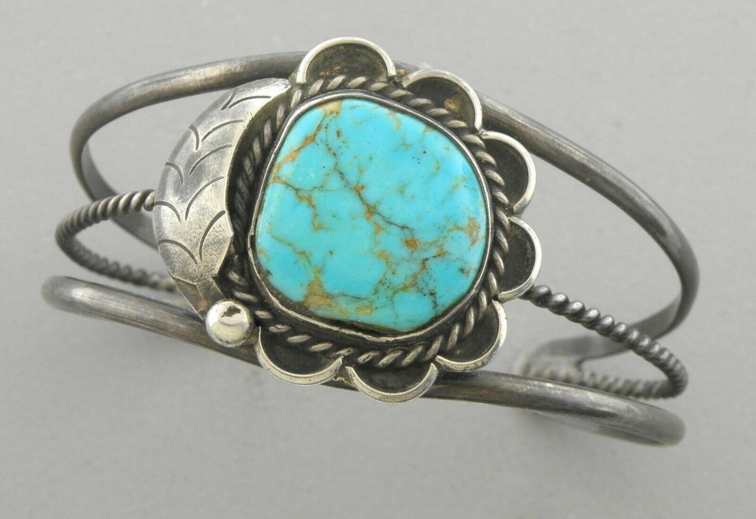 VINTAGE BEAUTIFUL NAVAJO STERLING SILVER TURQUOISE CUFF: VINTAGE TURQUOISE STERLING SILVER CUFF BANGLE Vintage Turquoise sterling silver Navajo cuff Measures 2.44" inside length Measures 1.15" wide in front Turquoise measures apx 0.70" in diameter Vintage,