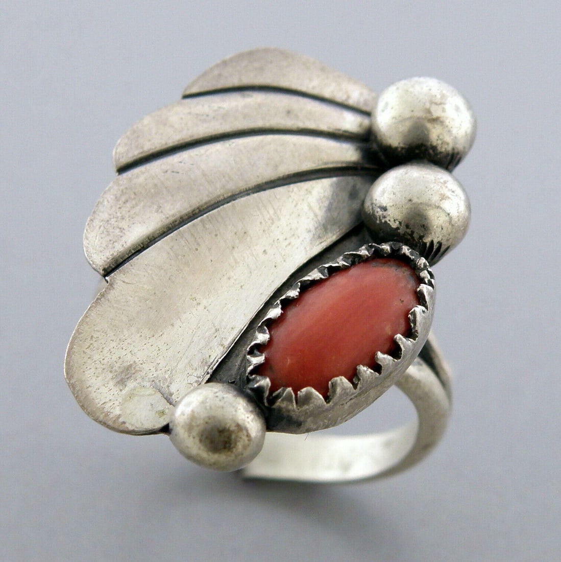 VINTAGE BEAUTIFUL NAVAJO STERLING SILVER OX BLOOD CORAL RING (1 of 2)