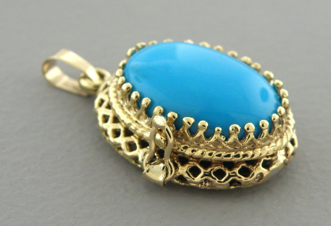 14K Y/ GOLD SLEEPING BEAUTY TURQUOISE LOCKET: 14K YELLOW GOLD LADIES LOCKET PENDANT Locket measures 1.23" H x 0.79" W 14K Yellow gold 1 Natural Sleeping beauty Turquoise apx 7ct Pre-owned in good condition, shows minor minor wear, please refer t