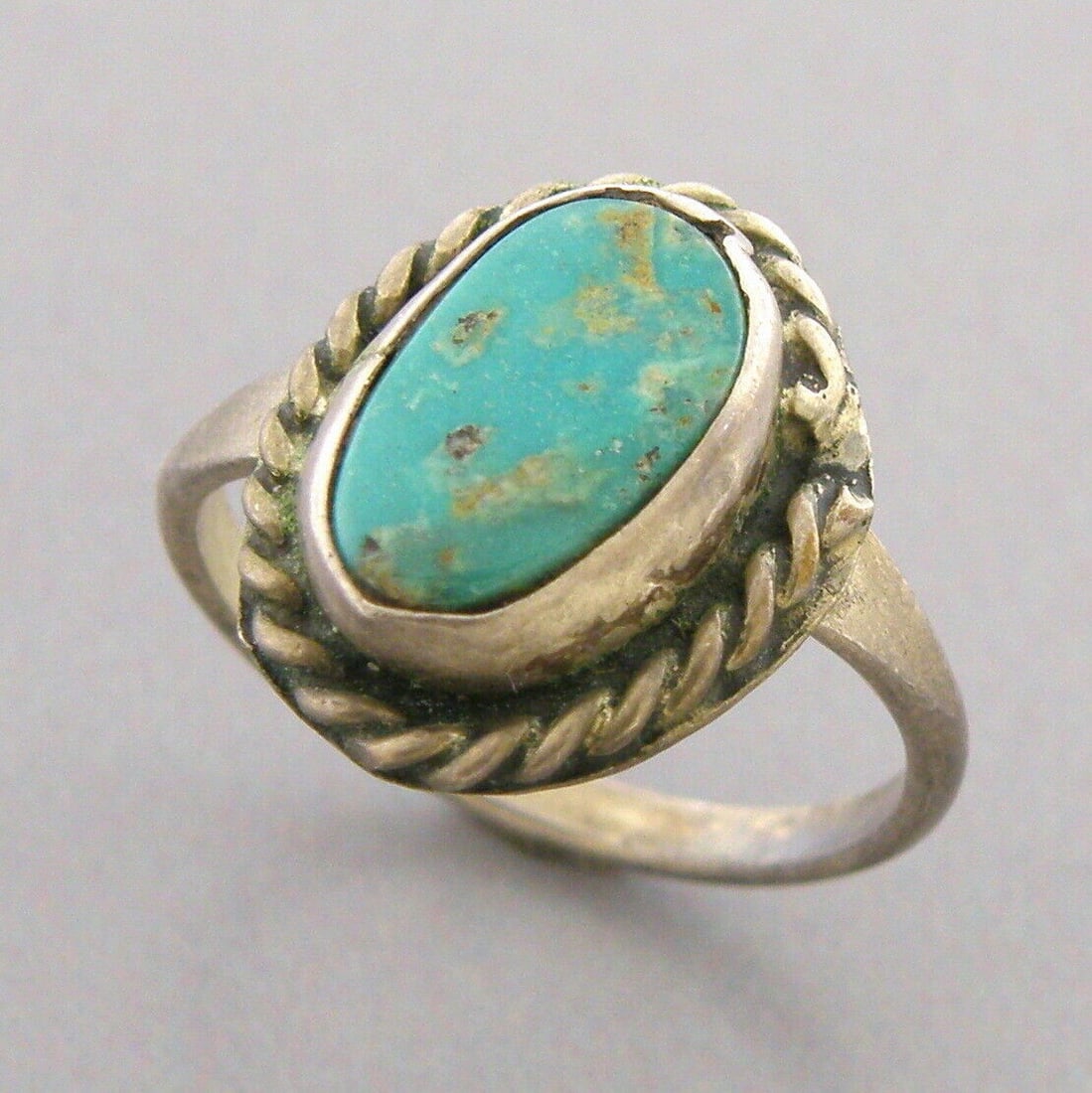 VINTAGE BEAUTIFUL NAVAJO STERLING SILVER TURQUOISE RING: VINTAGE TURQUOISE STERLING SILVER RING Vintage Navajo Turquoise sterling silver ring Size 4 Ring head measures 0.56" L x 0.47" W Vintage, Pre-owned, in good condition for its age, please refer to pics